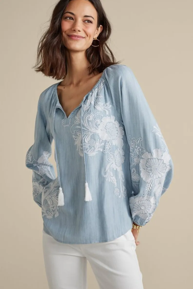 Blusa campesina de Tencel con bordados artesanales Diya - Tono desgastado medio, estilo bohemio suave de Soft Surroundings (talla M)