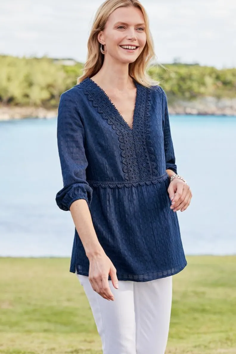 Blusa Elodie de Soft Surroundings - Gasa Ligera con Diseño Ventana en Azul Marino 

(Alternativa más coloquial: Camisola traslúcida de cuadrículas marinas - Elodie en gasa suave by Soft Surroundings)