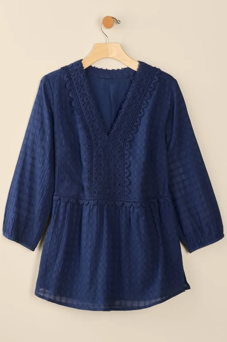 Blusa Elodie de Soft Surroundings - Gasa Ligera con Diseño Ventana en Azul Marino 

(Alternativa más coloquial: Camisola traslúcida de cuadrículas marinas - Elodie en gasa suave by Soft Surroundings)