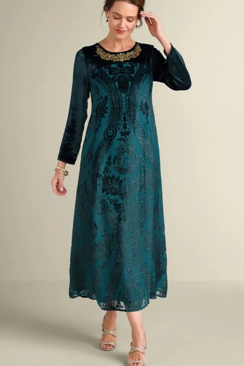 Vestido elegante Emaline en terciopelo con efecto degradado - Colección primavera-verano de Soft Surroundings - Modelo largo en tono Junebug