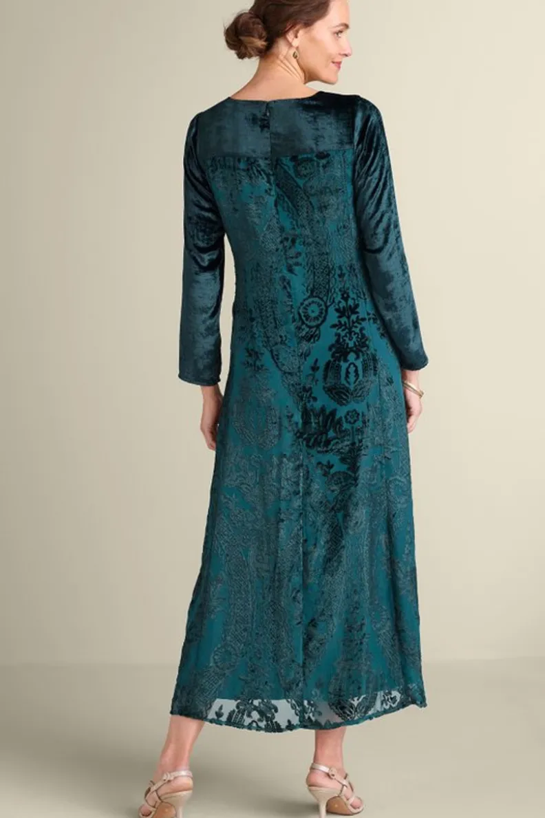 Vestido elegante Emaline en terciopelo con efecto degradado - Colección primavera-verano de Soft Surroundings - Modelo largo en tono Junebug