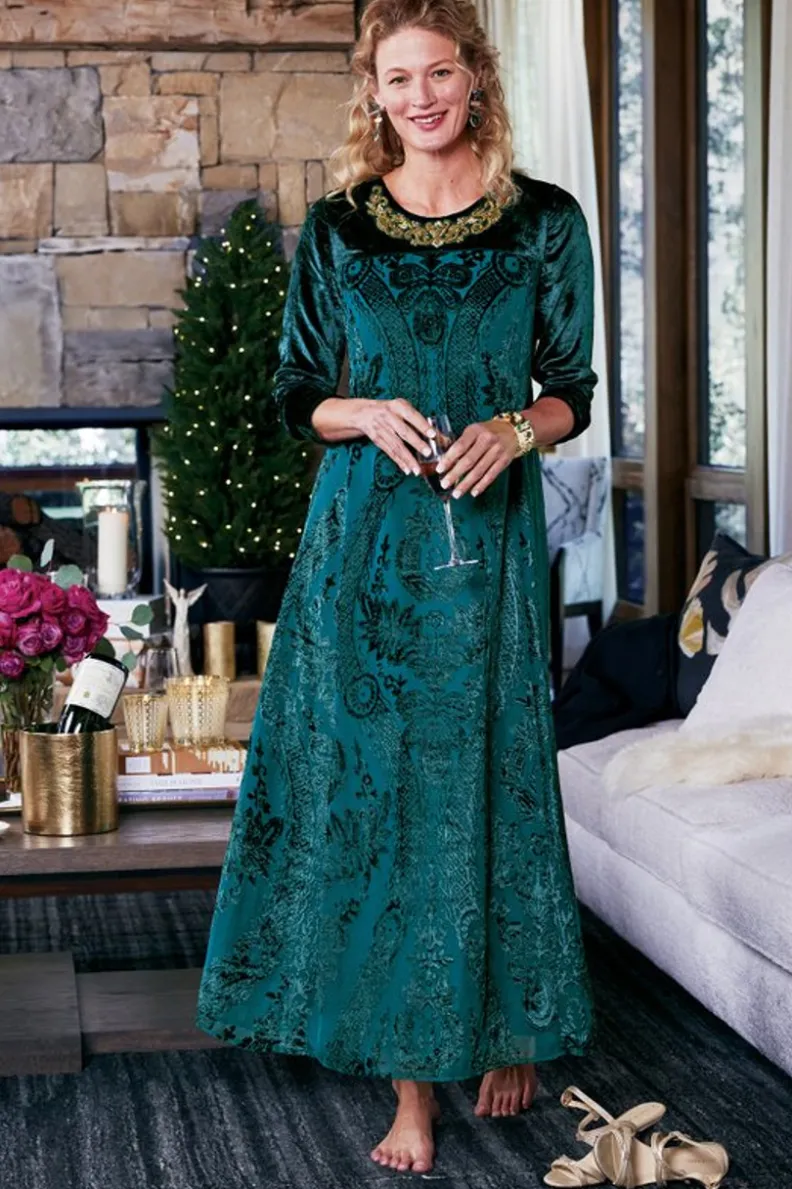 Vestido elegante Emaline en terciopelo con efecto degradado - Colección primavera-verano de Soft Surroundings - Modelo largo en tono Junebug
