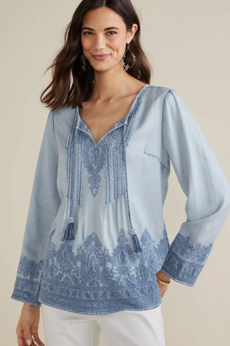 Blusa Emily Bordada en Tencel™ - Chambray Claro de Soft Surroundings