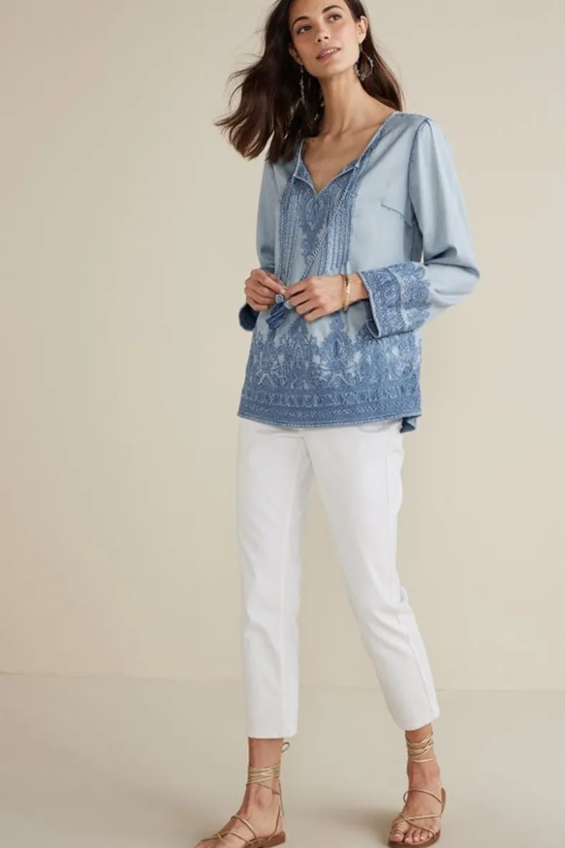 Blusa Emily Bordada en Tencel™ - Chambray Claro de Soft Surroundings