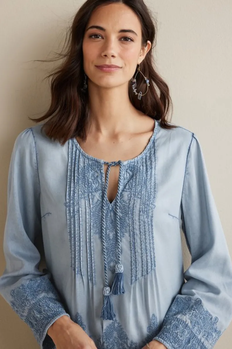 Blusa Emily Bordada en Tencel™ - Chambray Claro de Soft Surroundings