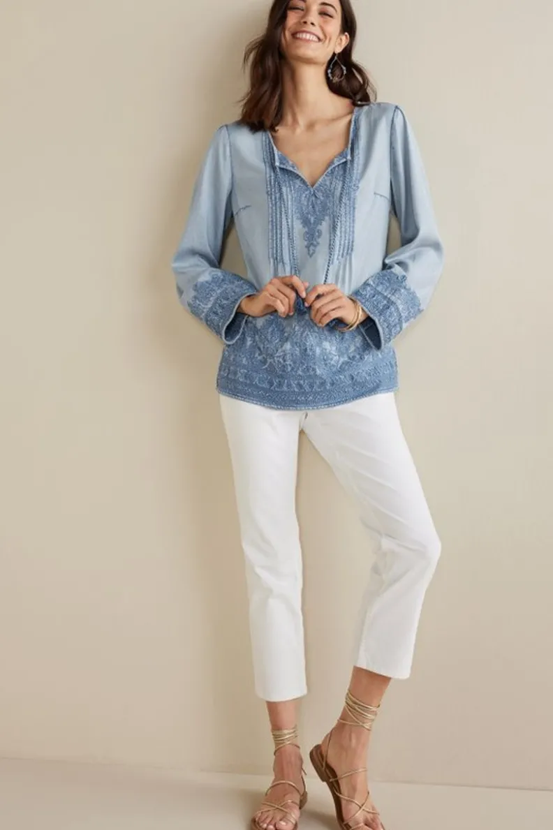 Blusa Emily Bordada en Tencel™ - Chambray Claro de Soft Surroundings