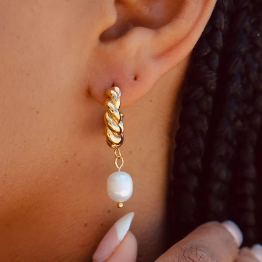 Pendientes Colgantes de Perla Natural - Joyería Atolea 

Aros Elegantes con Perlas de Agua Dulce | Colección Atolea 

Pendientes Artesanales de Perla Luminosa - Joyas Atolea 

Aros Colgantes con Perlas Auténticas | Estilo Atolea 

Pendientes de Perla Fina - Diseño Exclusivo Atolea