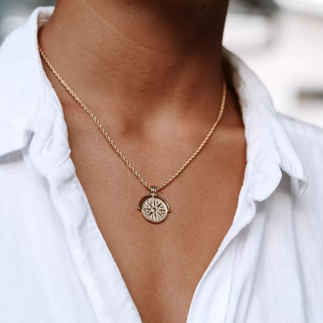 Colgante Sol Dorado | Joyería Atolea - Elegancia Radiante en Accesorios Cotidianos