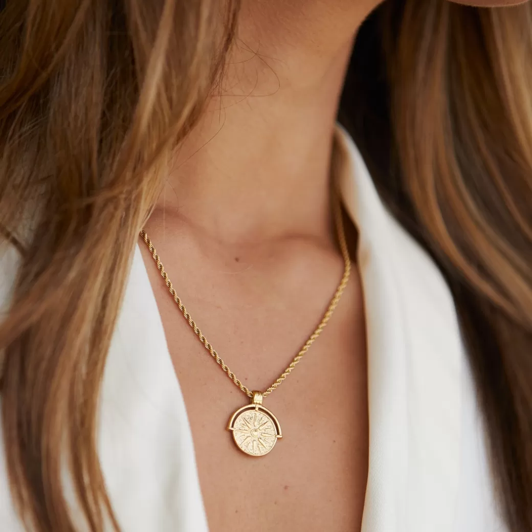 Colgante Sol Dorado | Joyería Atolea - Elegancia Radiante en Accesorios Cotidianos