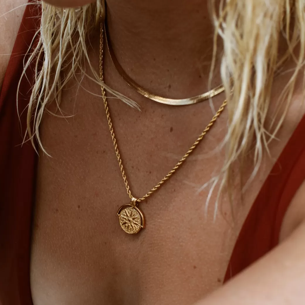 Colgante Sol Dorado | Joyería Atolea - Elegancia Radiante en Accesorios Cotidianos
