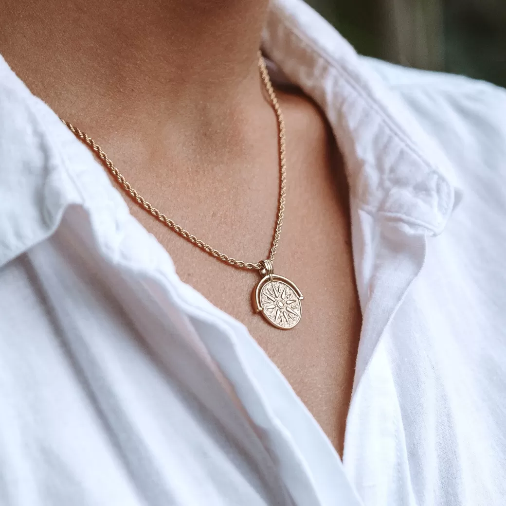 Colgante Sol Dorado | Joyería Atolea - Elegancia Radiante en Accesorios Cotidianos