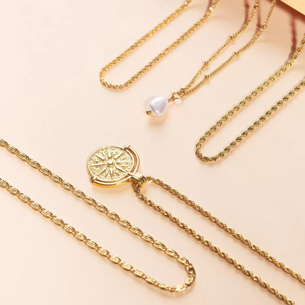 Colgante Sol Dorado | Joyería Atolea - Elegancia Radiante en Accesorios Cotidianos