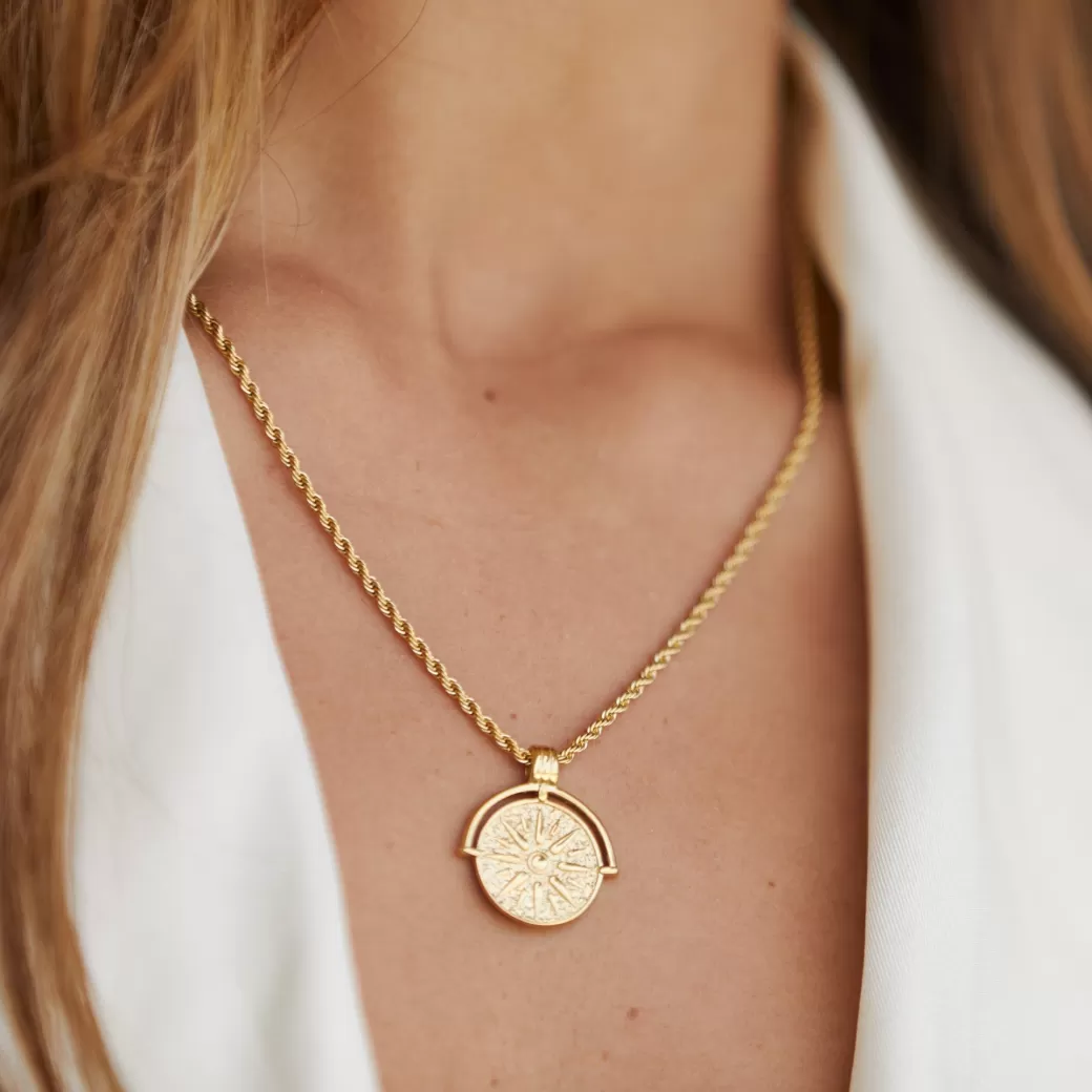 Colgante Sol Dorado | Joyería Atolea - Elegancia Radiante en Accesorios Cotidianos