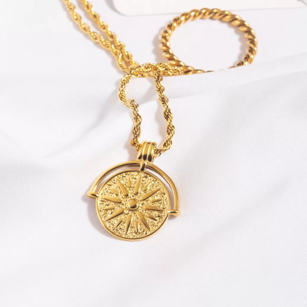 Colgante Sol Dorado | Joyería Atolea - Elegancia Radiante en Accesorios Cotidianos
