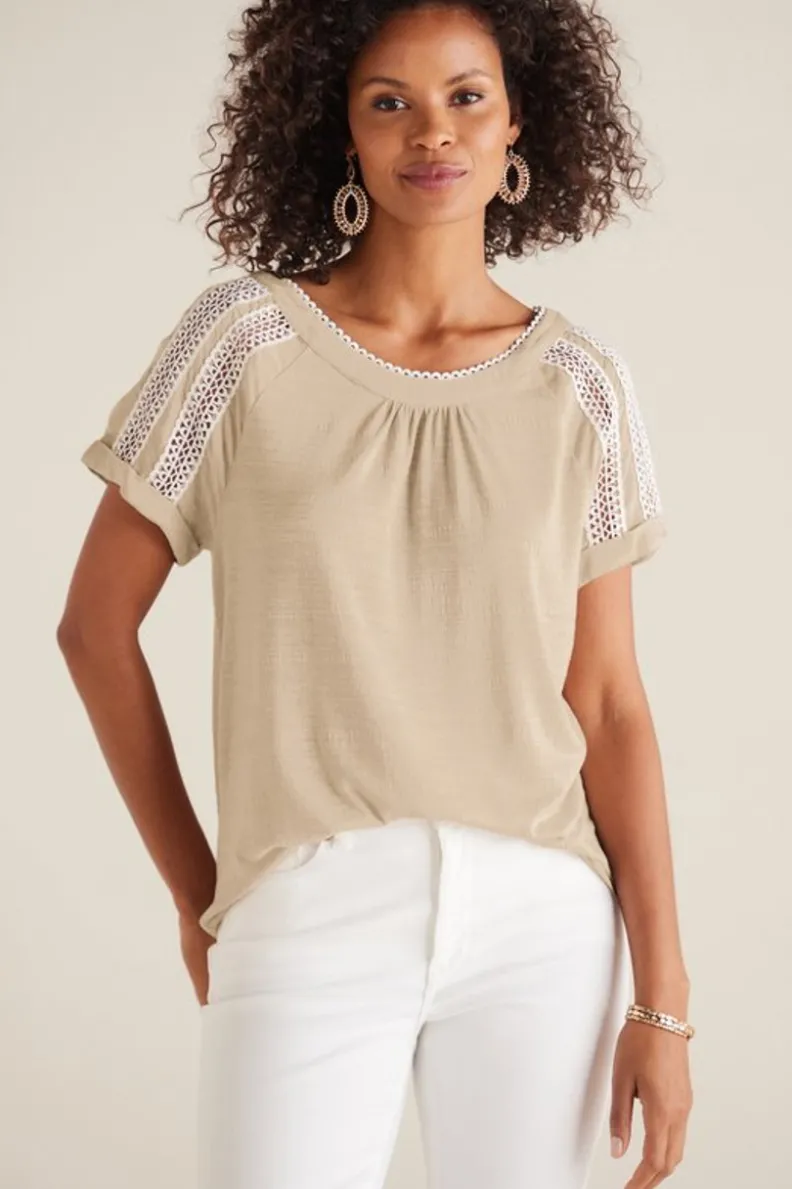 Blusa Casual Halle de Soft Surroundings - Manga Corta en Tono Taupe Claro con Ajuste Suave