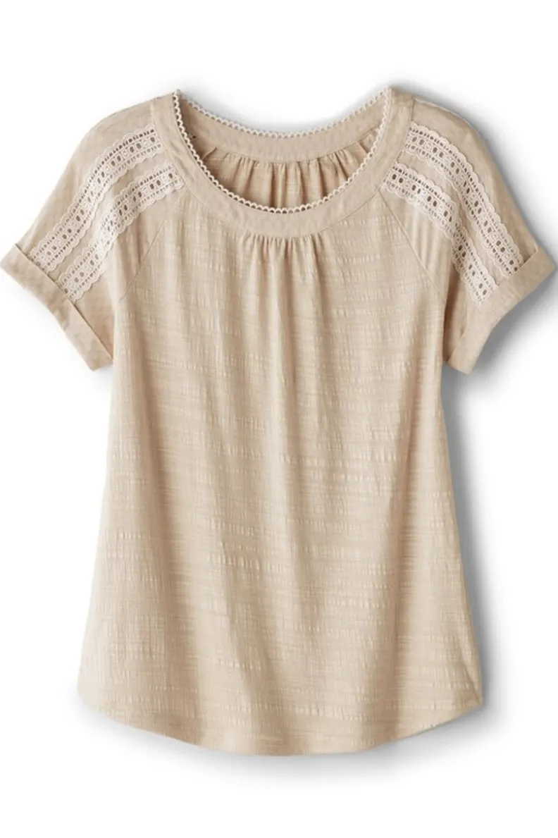 Blusa Casual Halle de Soft Surroundings - Manga Corta en Tono Taupe Claro con Ajuste Suave
