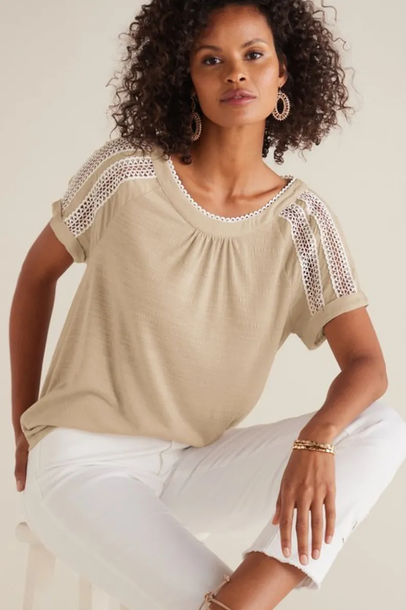 Blusa Casual Halle de Soft Surroundings - Manga Corta en Tono Taupe Claro con Ajuste Suave