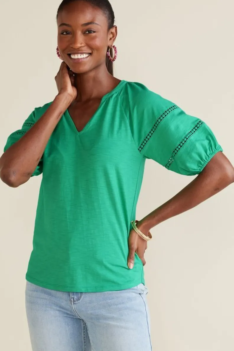 Blusa Soft Surroundings de manga globo en algodón Supima - Modelo Heidi en tonalidad verde acebo con detalles elegantes