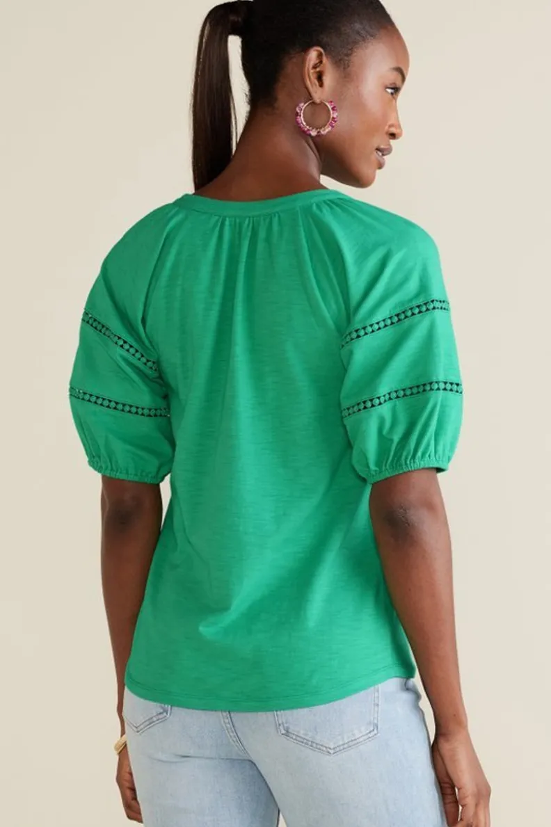 Blusa Soft Surroundings de manga globo en algodón Supima - Modelo Heidi en tonalidad verde acebo con detalles elegantes