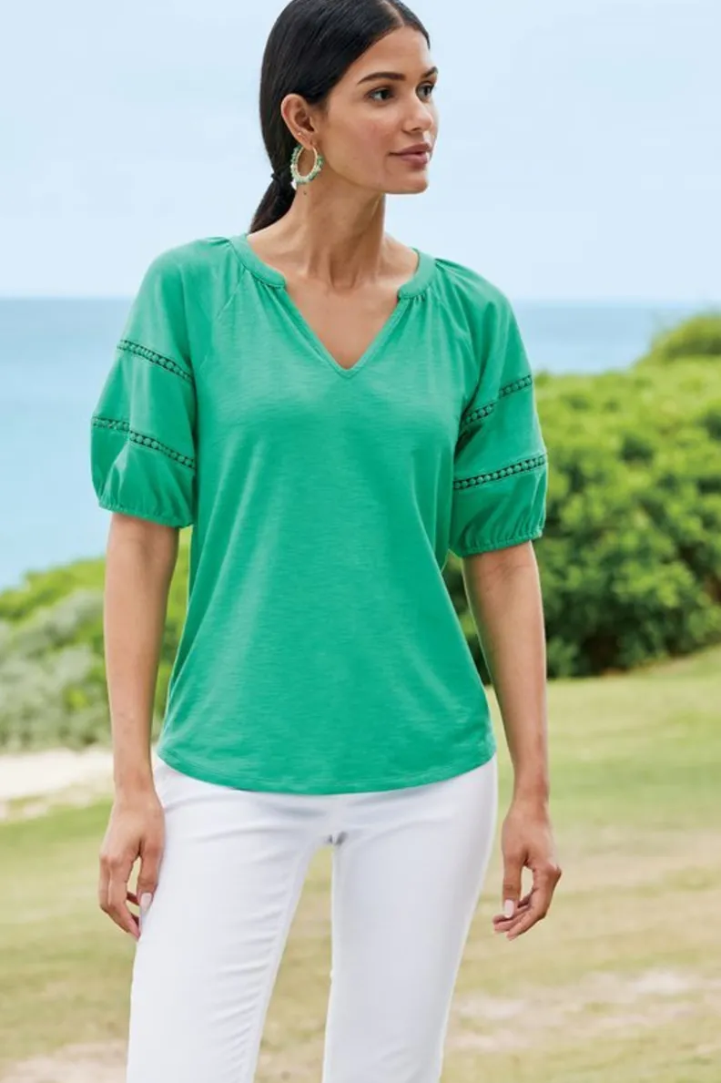 Blusa Soft Surroundings de manga globo en algodón Supima - Modelo Heidi en tonalidad verde acebo con detalles elegantes