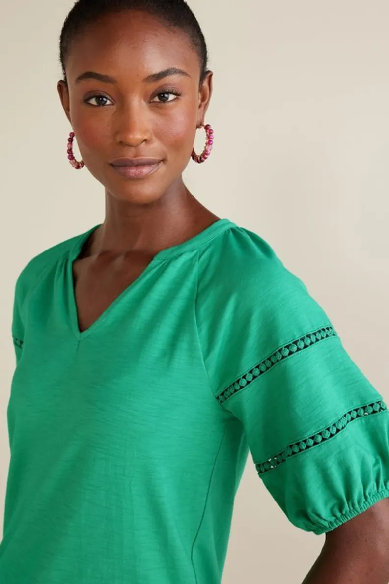 Blusa Soft Surroundings de manga globo en algodón Supima - Modelo Heidi en tonalidad verde acebo con detalles elegantes