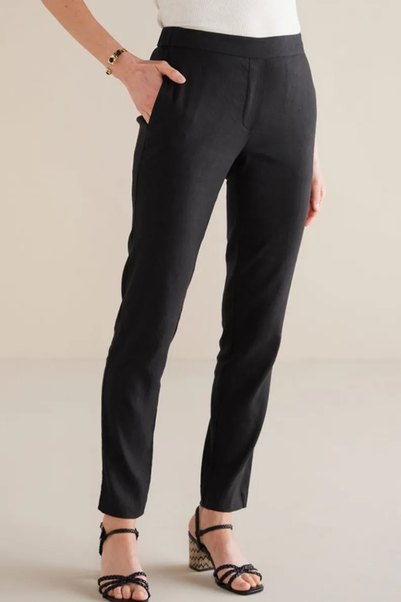 Pantalones Slim Elásticos de Lino Suave - Isla by Soft Surroundings en Negro Ébano