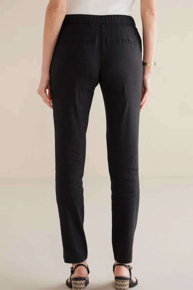 Pantalones Slim Elásticos de Lino Suave - Isla by Soft Surroundings en Negro Ébano