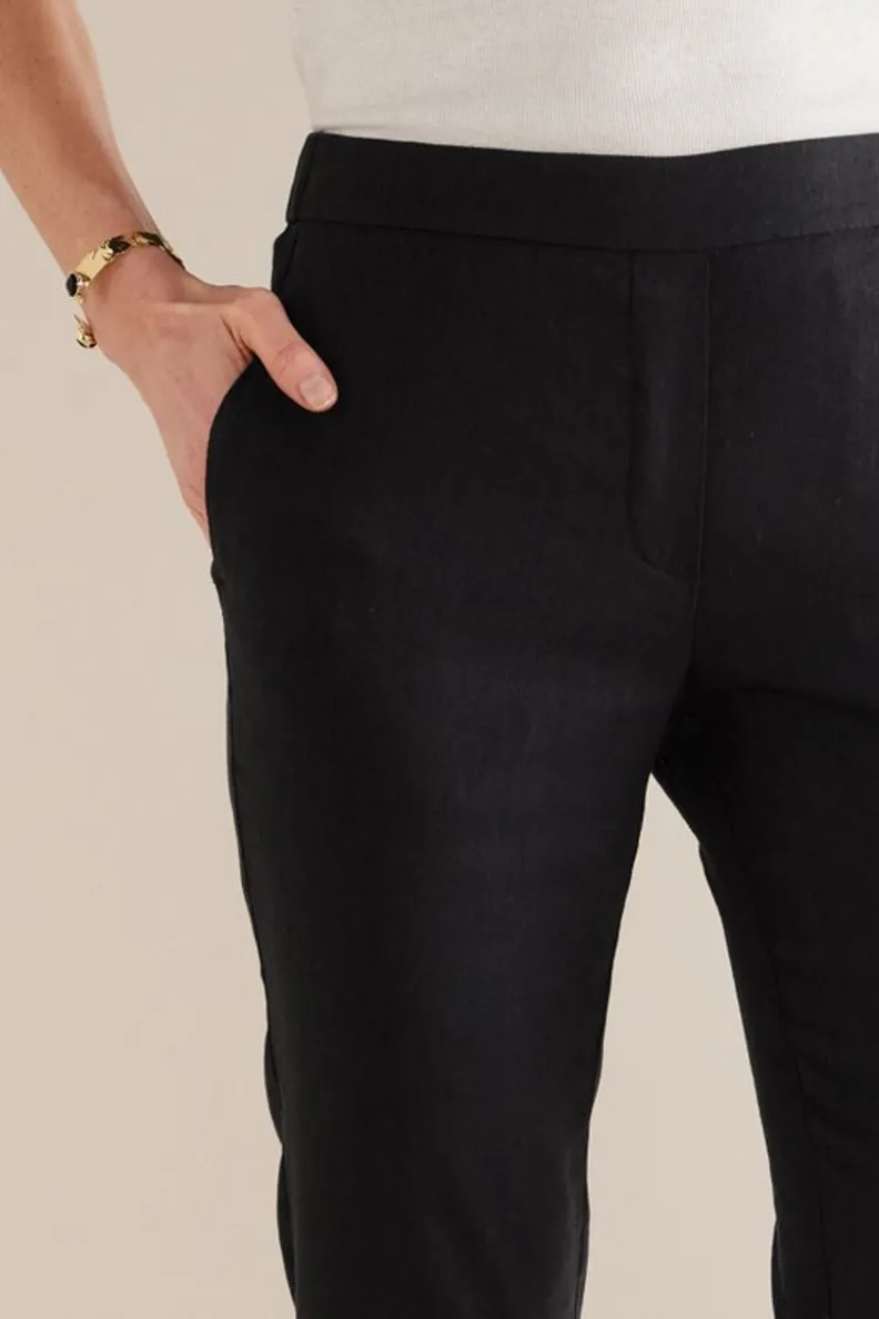 Pantalones Slim Elásticos de Lino Suave - Isla by Soft Surroundings en Negro Ébano