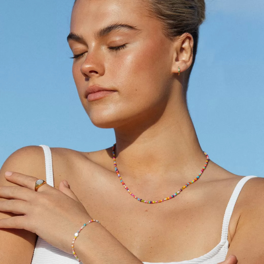Colgante Esencia Caribeña - Joyería Atolea Edición Verano 2024 

Dije Bohemio con Detalles Oceánicos | Colección Arena y Sol Atolea 

Collar Artesanal Inspirado en Islas | Joyas Atolea Temporada Estival 

Pieza Única Marítima Atolea - Colgante Estilo Boho para Mujer 

Diseño Bohemio con Toques Tropicales | Joyería Atolea Verano 2024