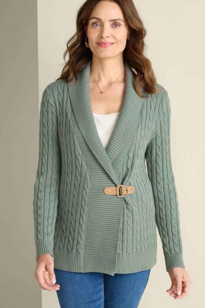 Cárdigán acogedor Ivey de punto cable - Verde agave con detalles artesanales · Abrigo ligero para temporada otoño-invierno · Colección exclusiva Soft Surroundings