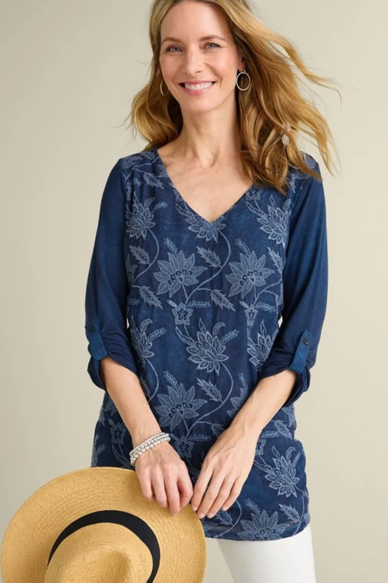 Blusa Bordada Kimbra en Denim Azul - Conjunto Elegante de Túnica y Leggings por Soft Surroundings