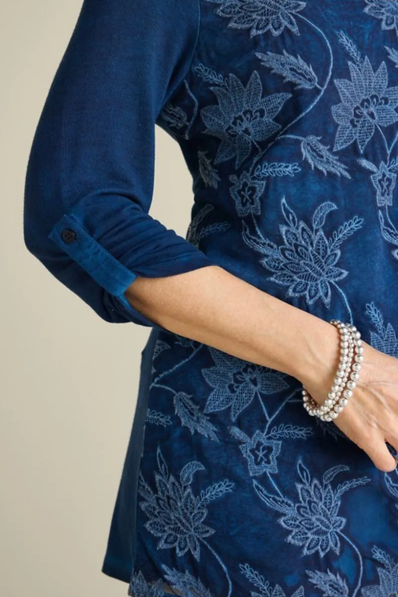 Blusa Bordada Kimbra en Denim Azul - Conjunto Elegante de Túnica y Leggings por Soft Surroundings