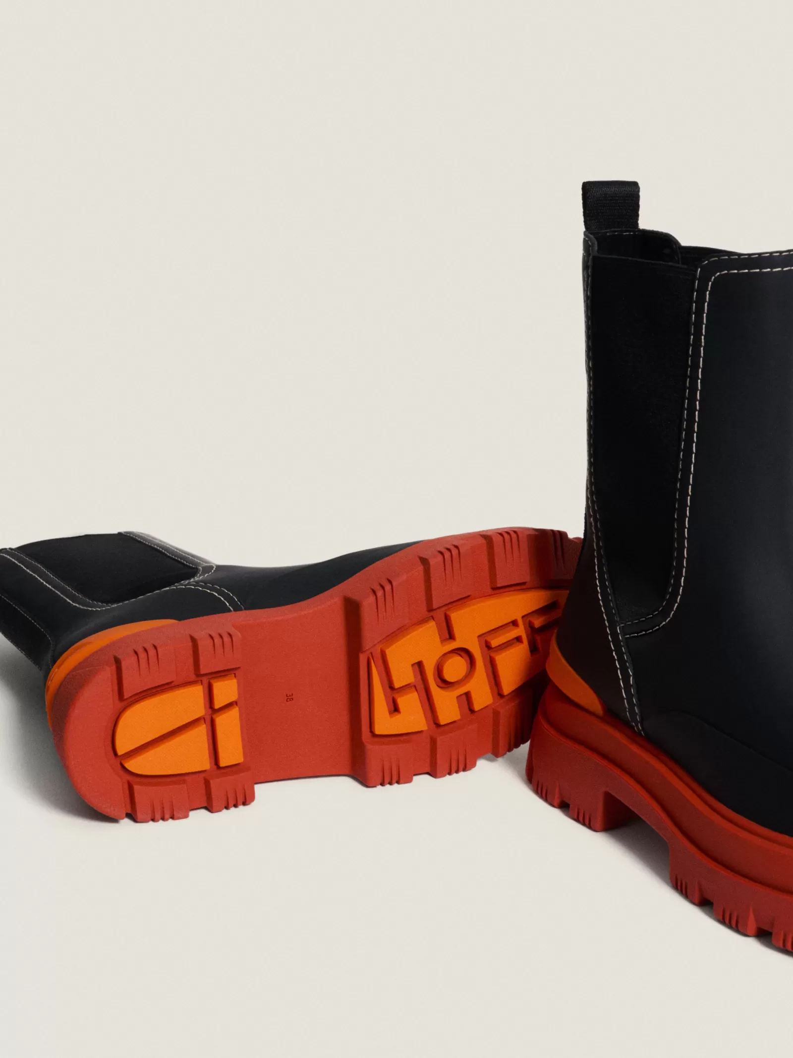 Botas Hoff Lake en Cuero Negro para Mujer - Botines Clásicos con Estilo Versátil ¡Descubre tu look ideal!