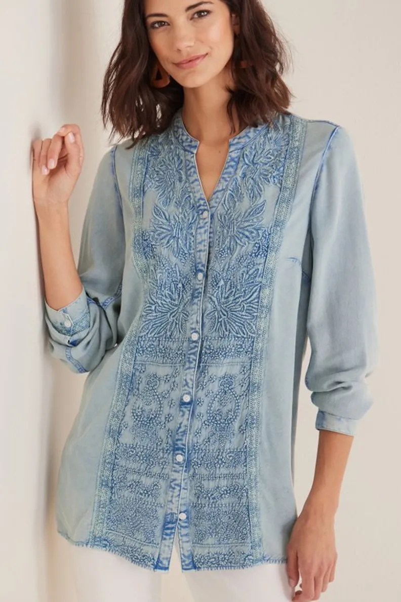 Camisa Brisa Marina de Tops-Soft Surroundings - Azul Cielo con Detalles Cósmicos

(：