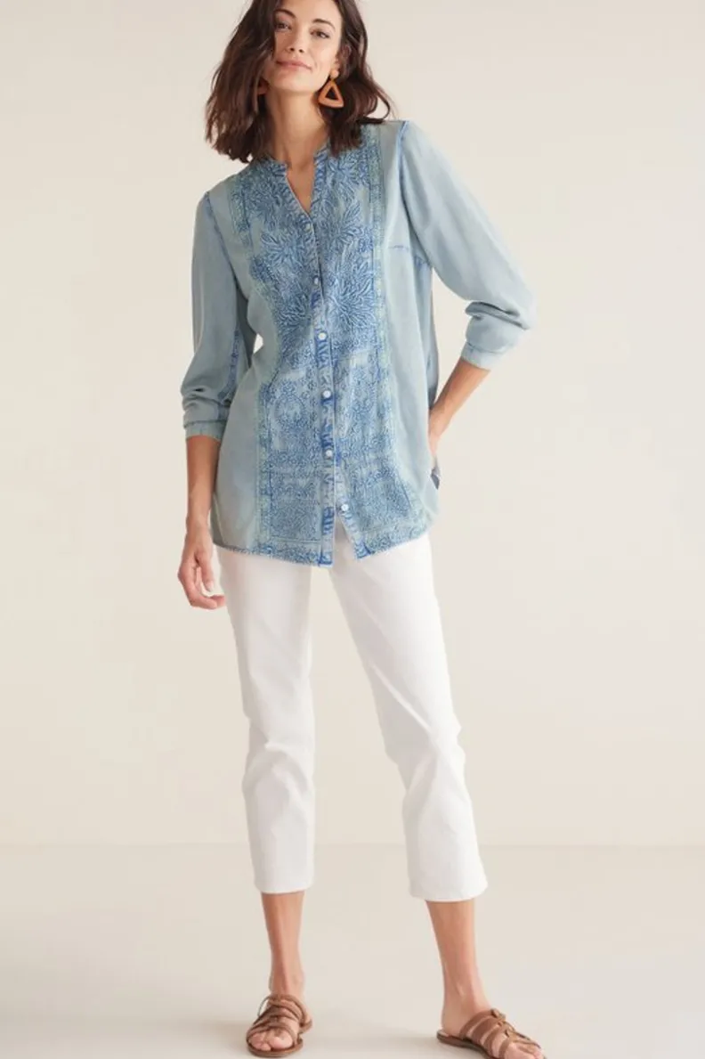 Camisa Brisa Marina de Tops-Soft Surroundings - Azul Cielo con Detalles Cósmicos

(：