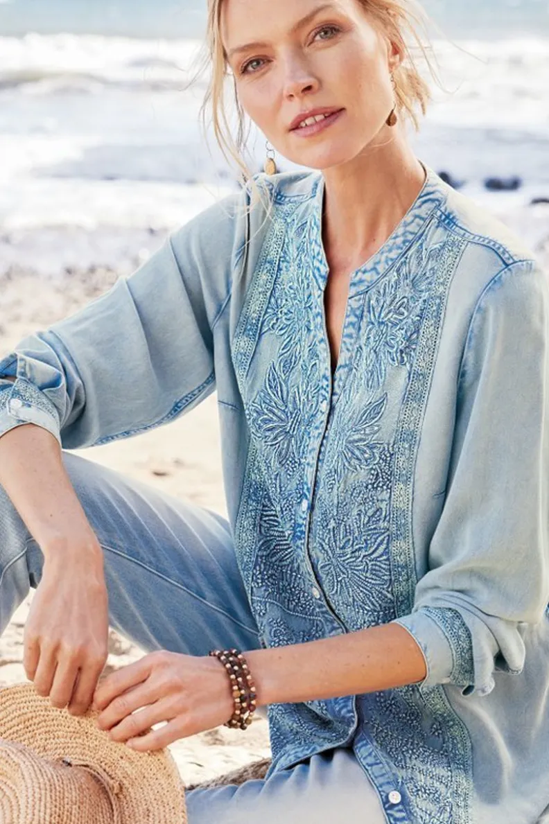 Camisa Brisa Marina de Tops-Soft Surroundings - Azul Cielo con Detalles Cósmicos

(：