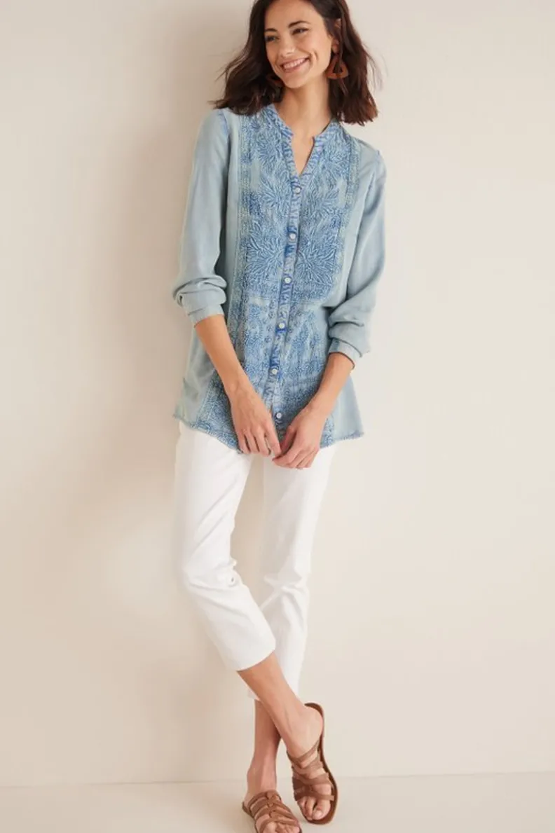Camisa Brisa Marina de Tops-Soft Surroundings - Azul Cielo con Detalles Cósmicos

(：