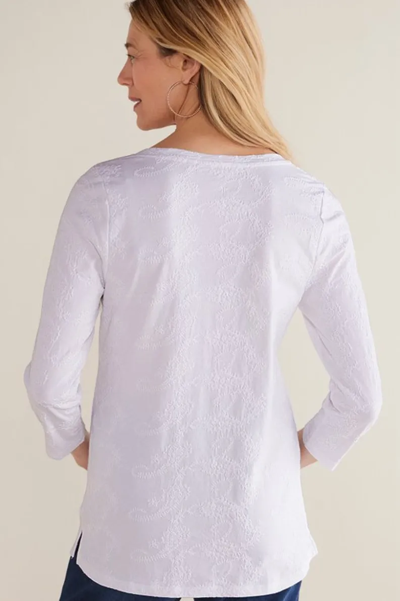 Camiseta Linnea Bordada de Manga Tres Cuartos - Diseño Cómodo en Azul Marino de Soft Surroundings