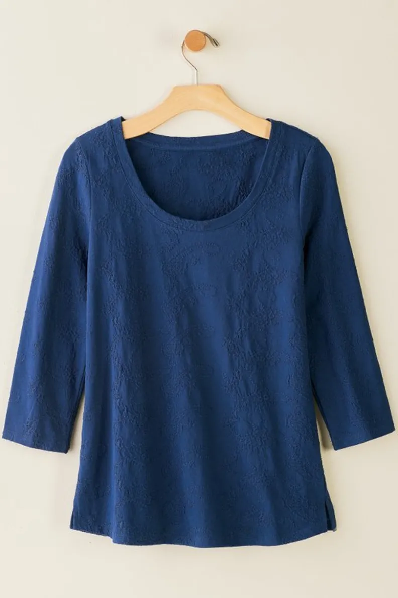 Camiseta Linnea Bordada de Manga Tres Cuartos - Diseño Cómodo en Azul Marino de Soft Surroundings