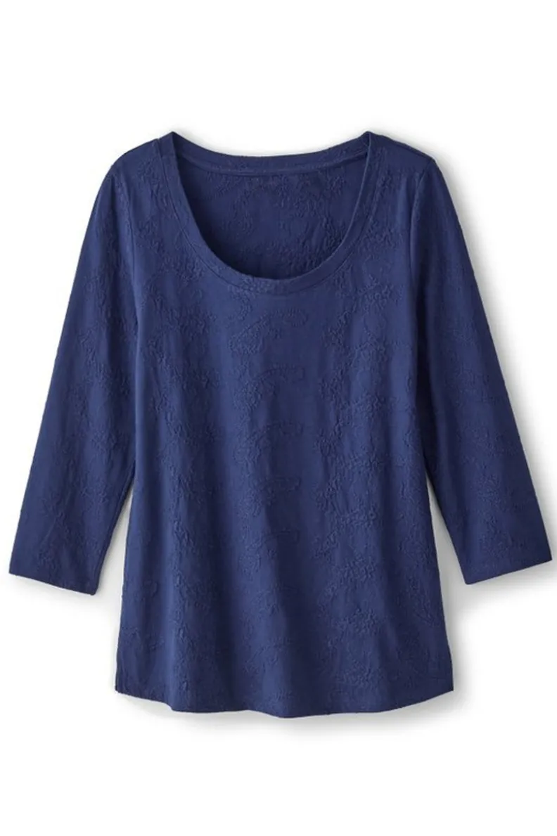Camiseta Linnea Bordada de Manga Tres Cuartos - Diseño Cómodo en Azul Marino de Soft Surroundings