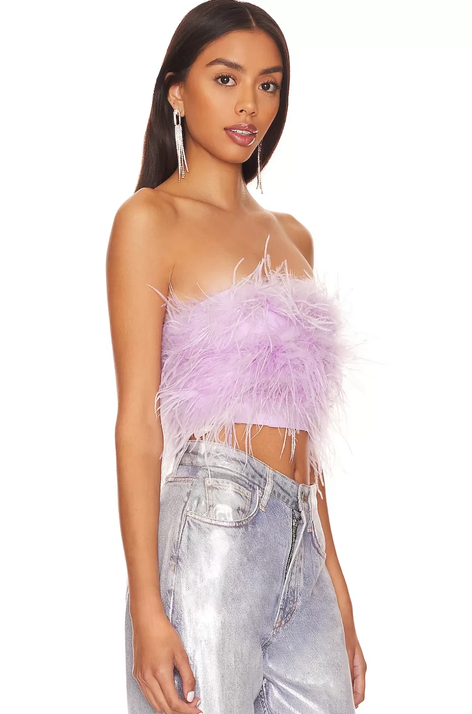Marianne - Top Corto con Detalles de Plumas para Looks de Temporada by Lovers + Friends  

Estilo bohemio con texturas ligeras y acabados artesanales. Ideal para combinaciones frescas de día o noche.