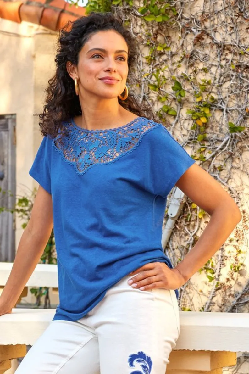 Camiseta Luella de Encaje Suave - Mezcla de Lino con Toques Zafiro · Entornos Delicados