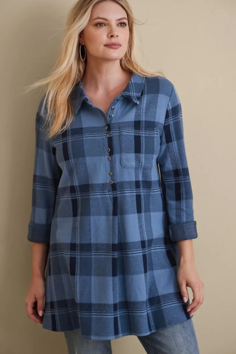Blusa de Cuadros con Estilo Único - Colección Soft Surroundings Tops 

Diseño Exclusivo en Tejido Premium - Camiseta Estampada de Cuadros Moderna 

Prenda Versátil con Detalles en Contraste - Tops de Temporada en Estampado Tartán