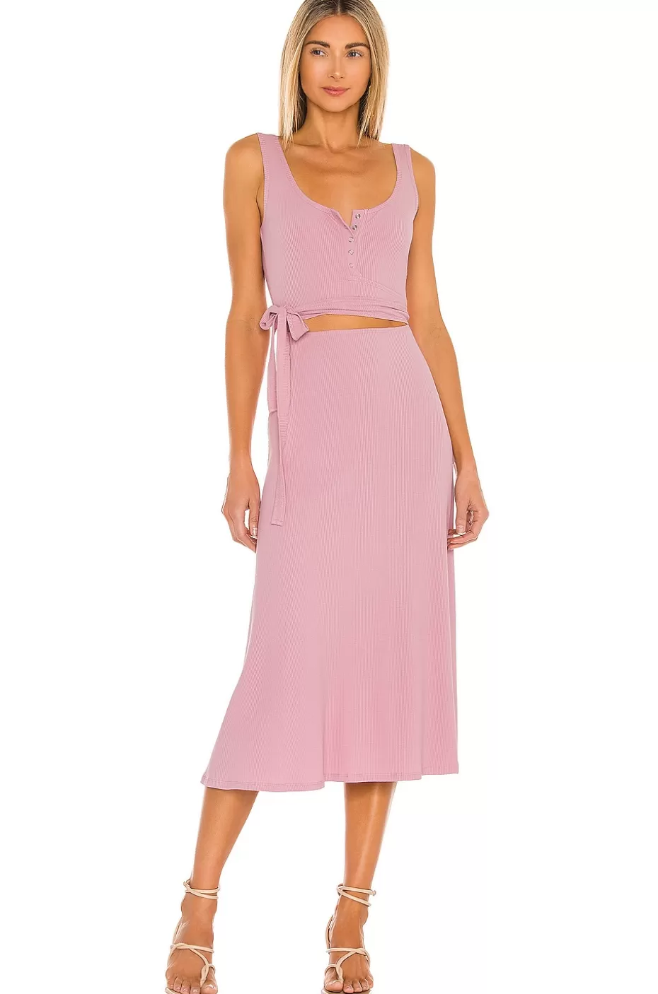 ¡Descubre el Encanto del Vestido Malone: Elegancia Sin Esfuerzo para Amantes y Amigos! 

Estilo Versátil con Toque de Seducción - Ideal para Momentos Especiales.
