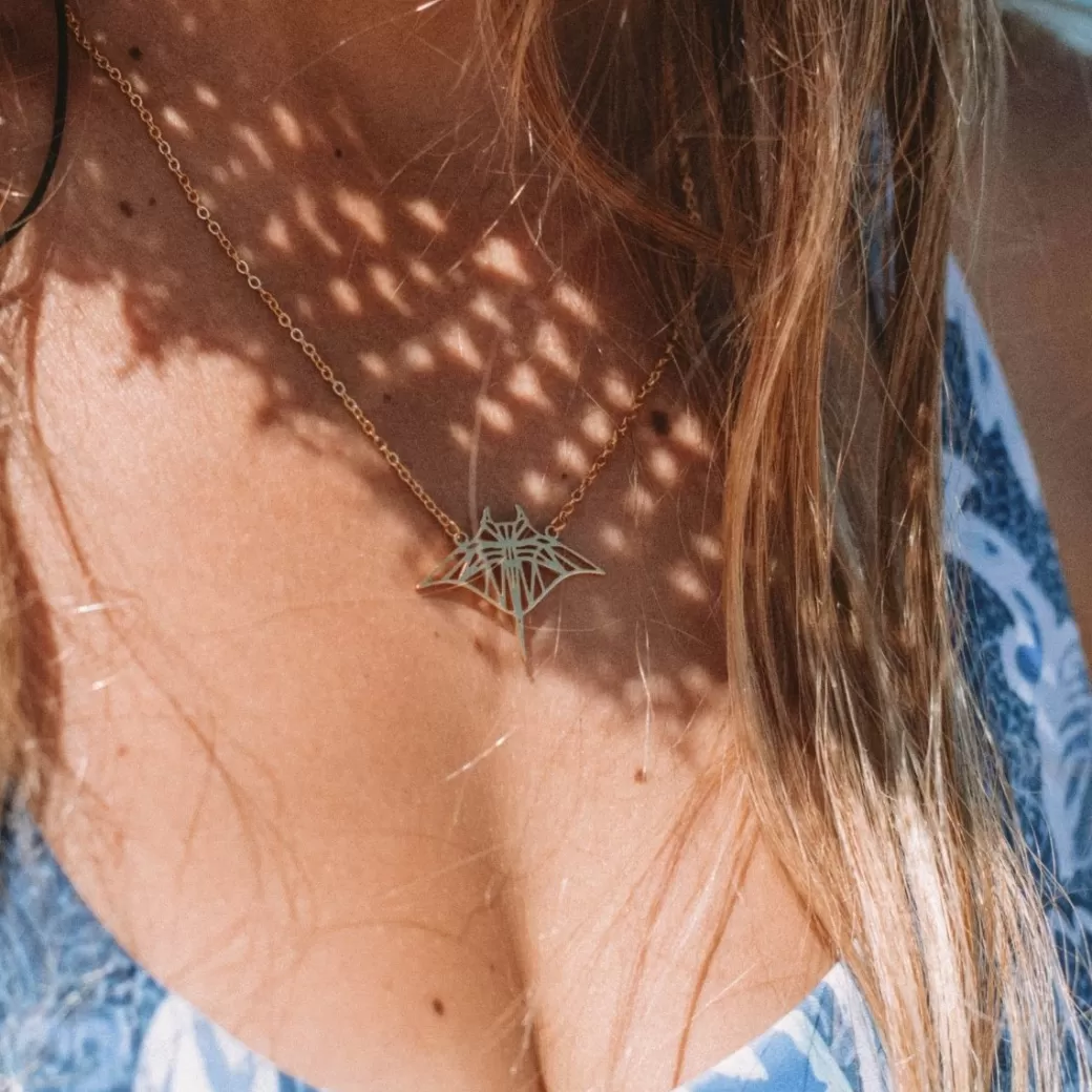 Colgante Elegante de Manta Marina - Joyería Artesanal Atolea | Diseño Oceánico Único en Plata