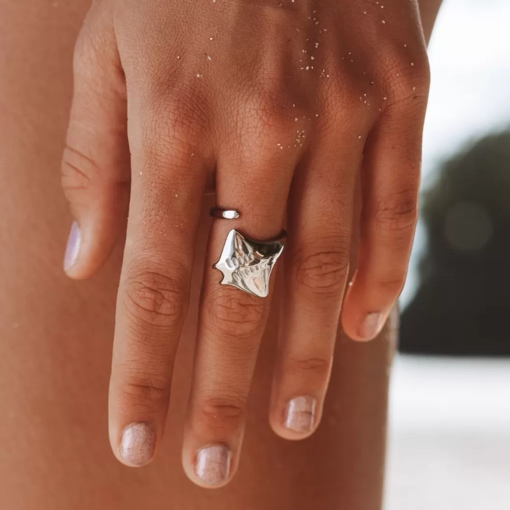 Anillo Elegante Inspirado en Mantarrayas - Colección Exclusiva Atolea Joyería | Envíos Rápidos Worldwide