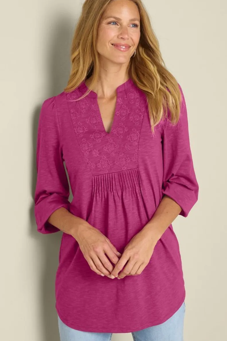 Blusa Primaveral Mikaela con Bordados Artesanales y Mangas 3/4 - Ideal para Combinar con Leggings | Detalles Encantadores en Tono Frambuesa Vibrante - Diseño Exclusivo de Soft Surroundings