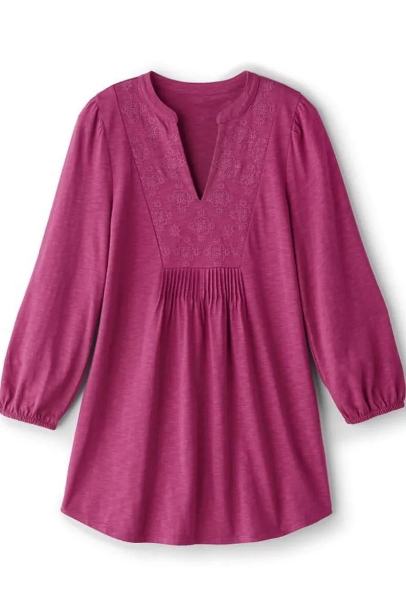Blusa Primaveral Mikaela con Bordados Artesanales y Mangas 3/4 - Ideal para Combinar con Leggings | Detalles Encantadores en Tono Frambuesa Vibrante - Diseño Exclusivo de Soft Surroundings