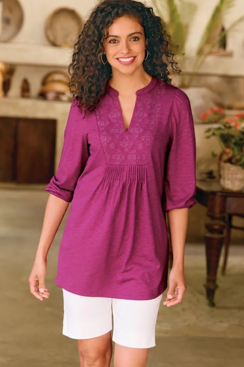 Blusa Primaveral Mikaela con Bordados Artesanales y Mangas 3/4 - Ideal para Combinar con Leggings | Detalles Encantadores en Tono Frambuesa Vibrante - Diseño Exclusivo de Soft Surroundings