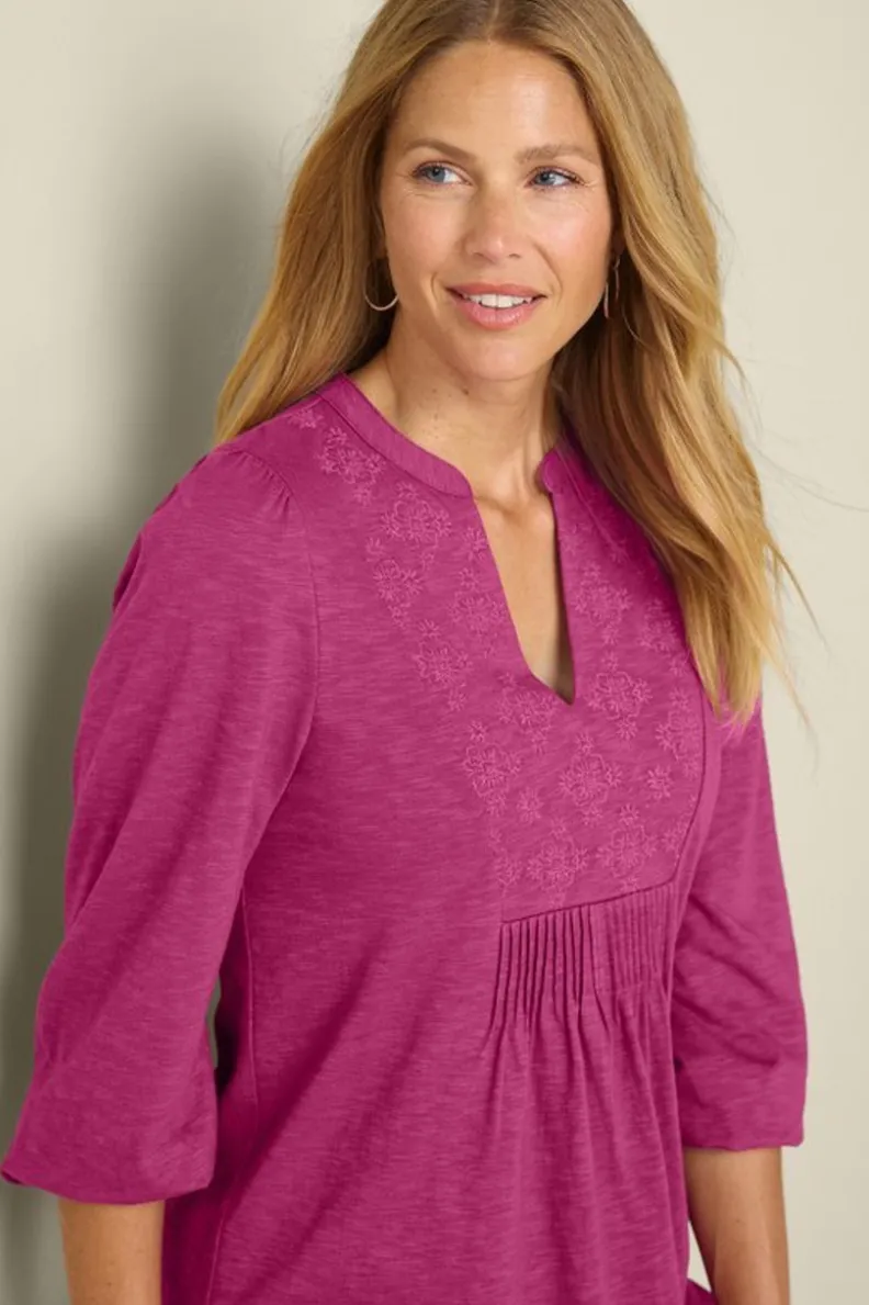 Blusa Primaveral Mikaela con Bordados Artesanales y Mangas 3/4 - Ideal para Combinar con Leggings | Detalles Encantadores en Tono Frambuesa Vibrante - Diseño Exclusivo de Soft Surroundings